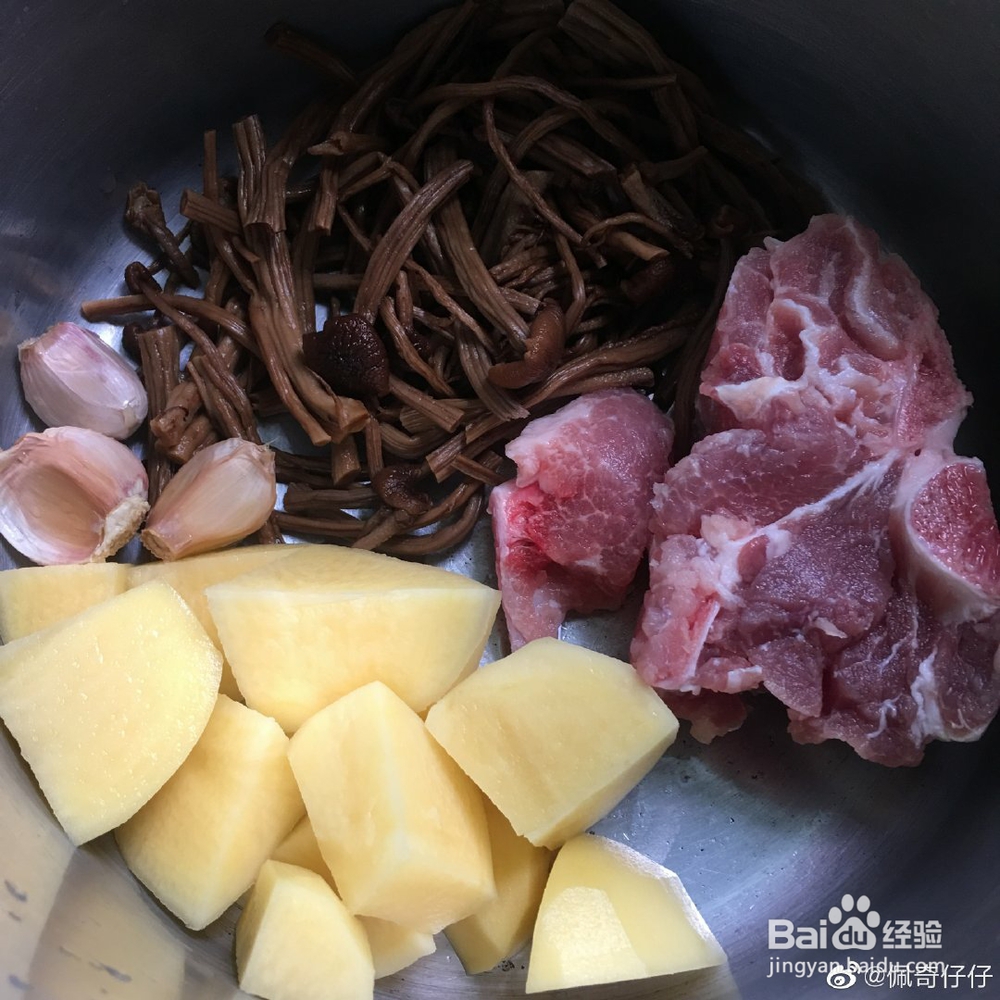 怎么吃都不腻的茶树菇土豆焖排骨