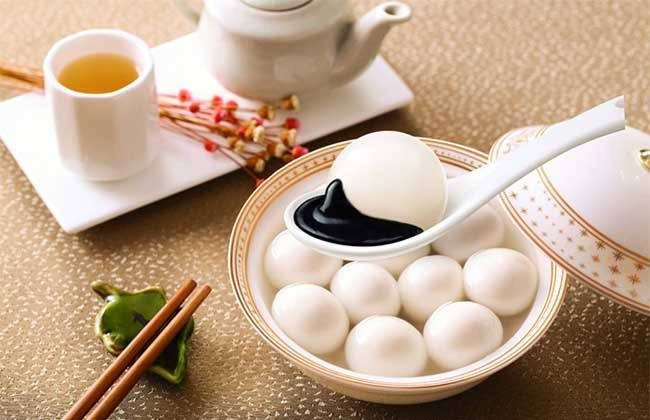 汤圆和元宵的区别：北方滚元宵，南方包汤圆