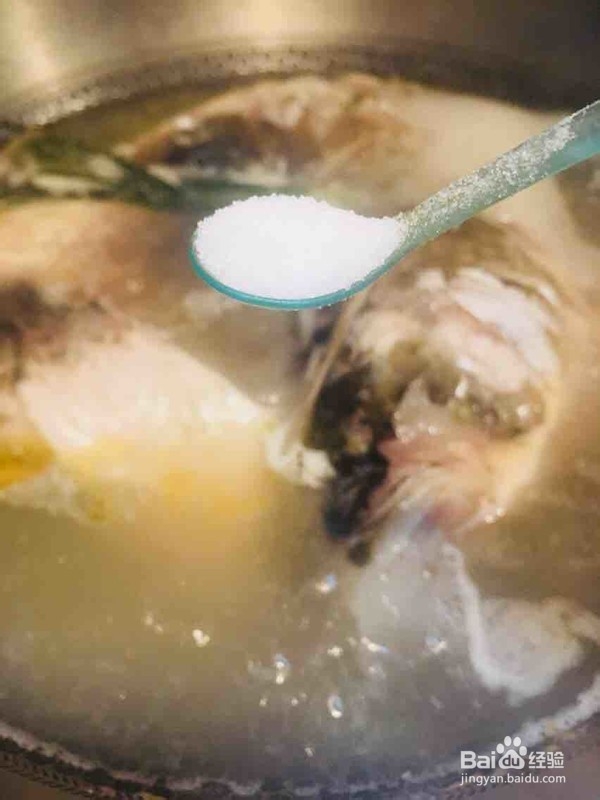 鱼头炖粉皮的做法