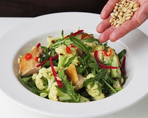 芝麻菜松仁香煎鸡腿肉的做法