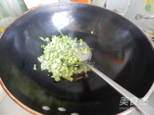 蒜苗炒饭的做法