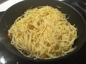 黑椒鸡丝意面怎么做？鱼香肉丝版意大利面教程