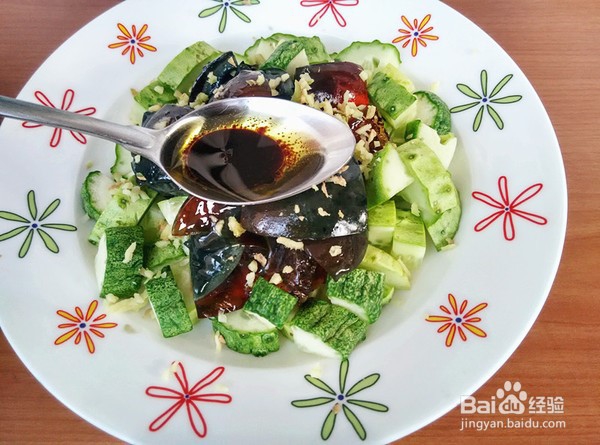 教你制作美味的凉拌皮蛋黄瓜