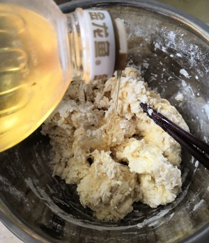 想自己炸点油条,用明矾和碱什么的,不知道比例!求具体的步骤,怎样和面,放多长时间!