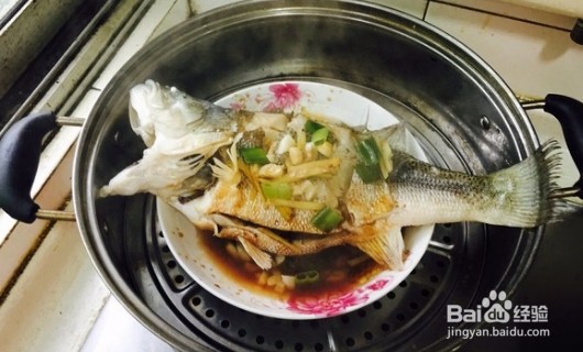 怎样在家自己做清蒸鲈鱼。