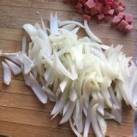 制作洋葱火腿炒馒头丁
