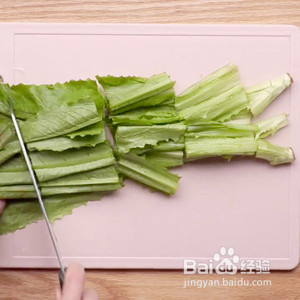 鱼丸炒油麦菜的做法