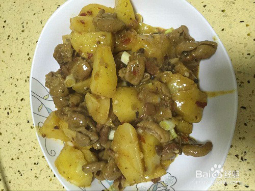 怎样做简单的土豆烧肥肠？