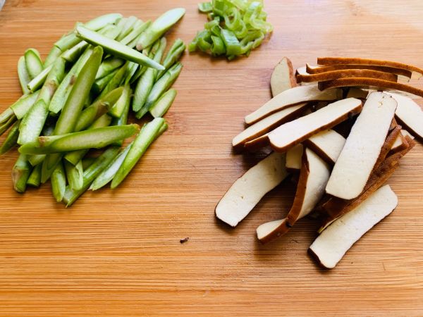 腊肉香干配芦笋