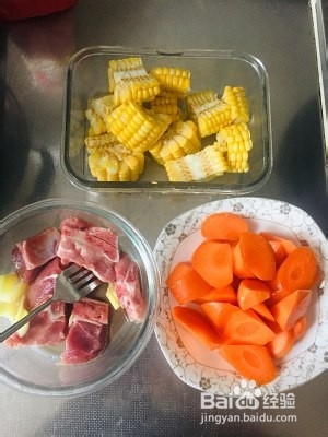 食补养生电饭煲玉米排骨汤的做法