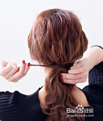 卷发扎发的简单步骤