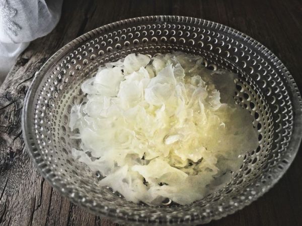 银耳雪梨皂角米甜汤