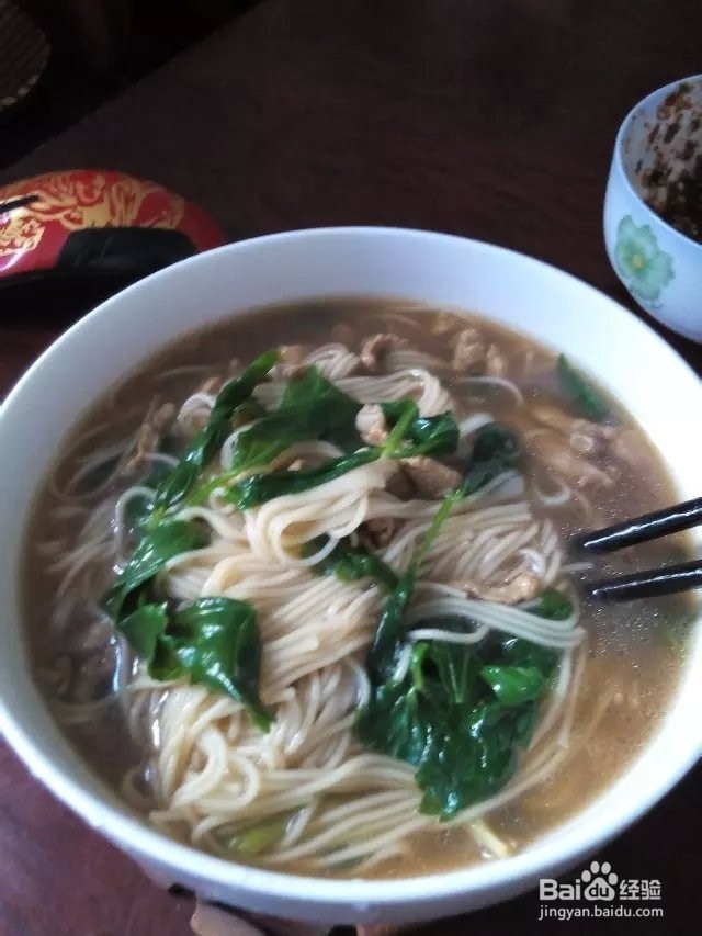 家常芹菜叶肉丝面