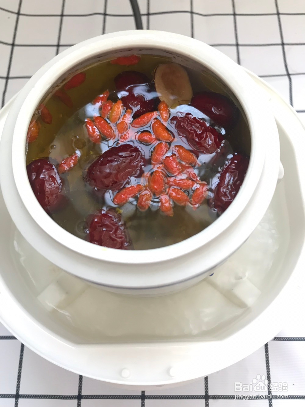 海底椰蜜枣莲子鸡汤的做法