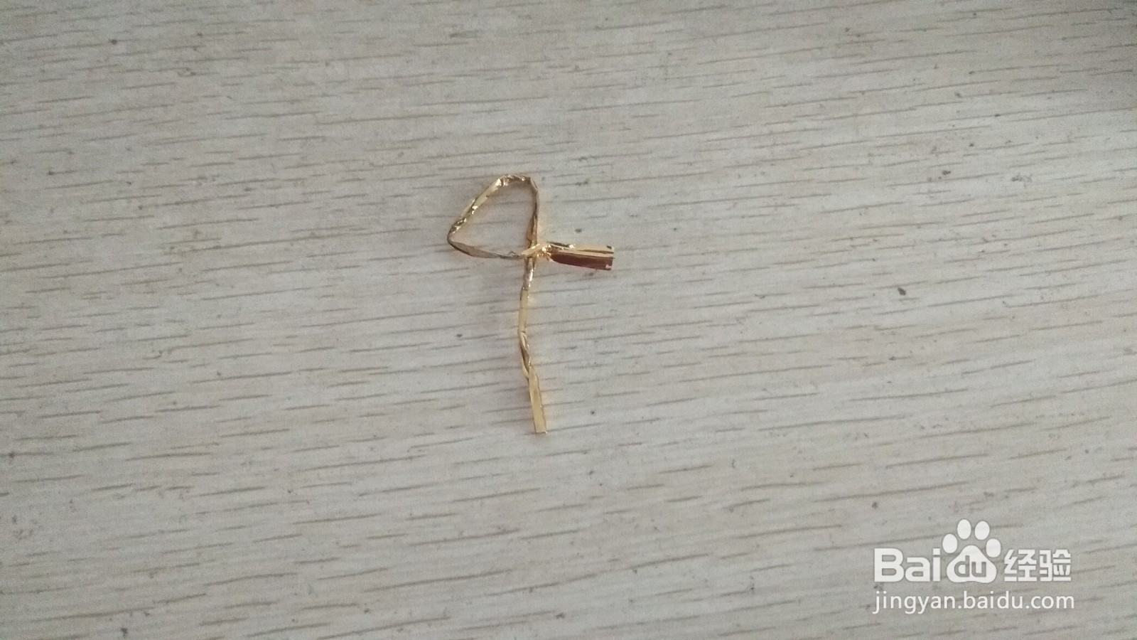 如何用面包袋绑绳和中性笔芯做简易的手机支架