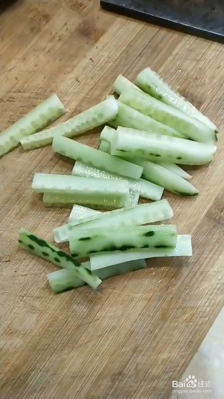 如何自制美味好吃的凉拌猪耳朵黄瓜