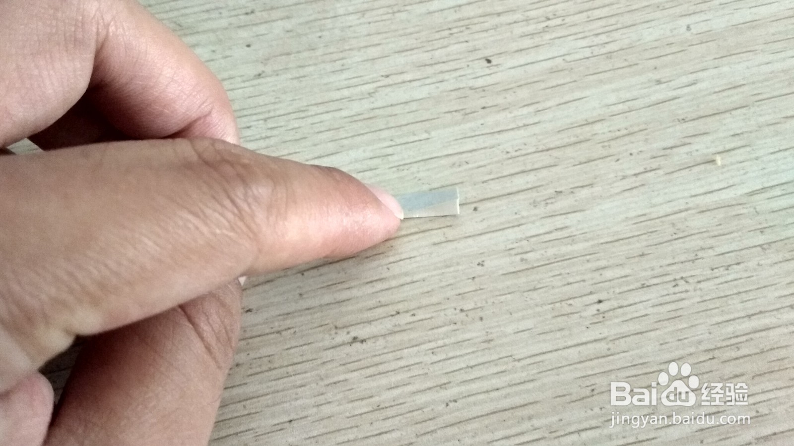 如何用一块长方形硬卡纸做三支中性笔的简易支架