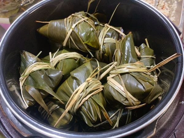 广东家常咸蛋黄肉粽子