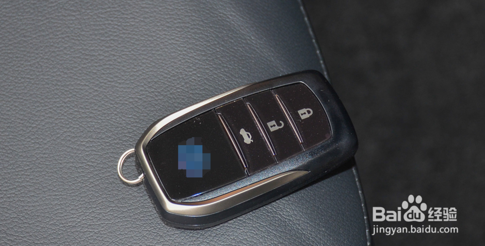 卡罗拉油箱盖怎么打开 油箱盖开关在哪