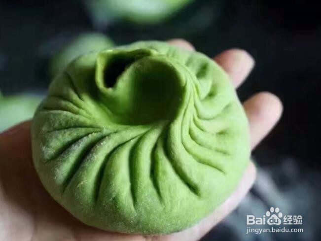 <b>青菜汁绿皮包子制作，农家绿叶包制作方法</b>