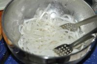 开胃腊肠炒河粉的家常做法