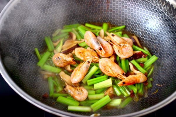 芹菜香菇北极虾小炒