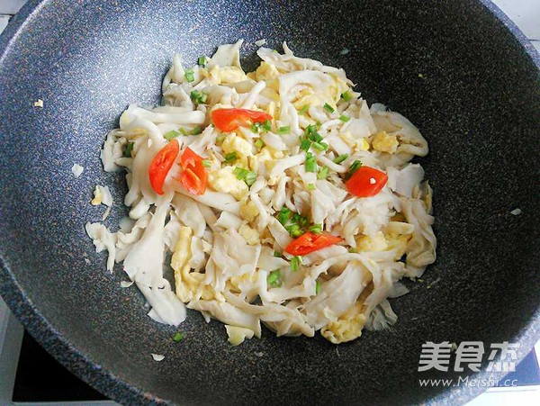 鸡蛋炒黄蘑的做法