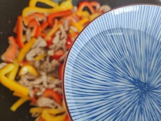 彩椒炒肉丝怎么做