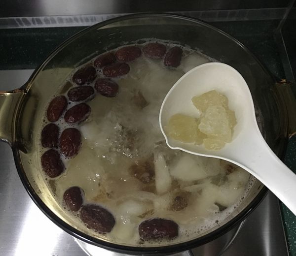 桃胶藏红花雪梨银耳汤