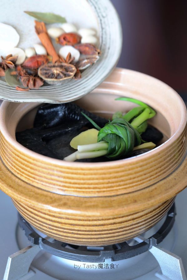 红枣枸杞桂圆莲子乌鸡汤