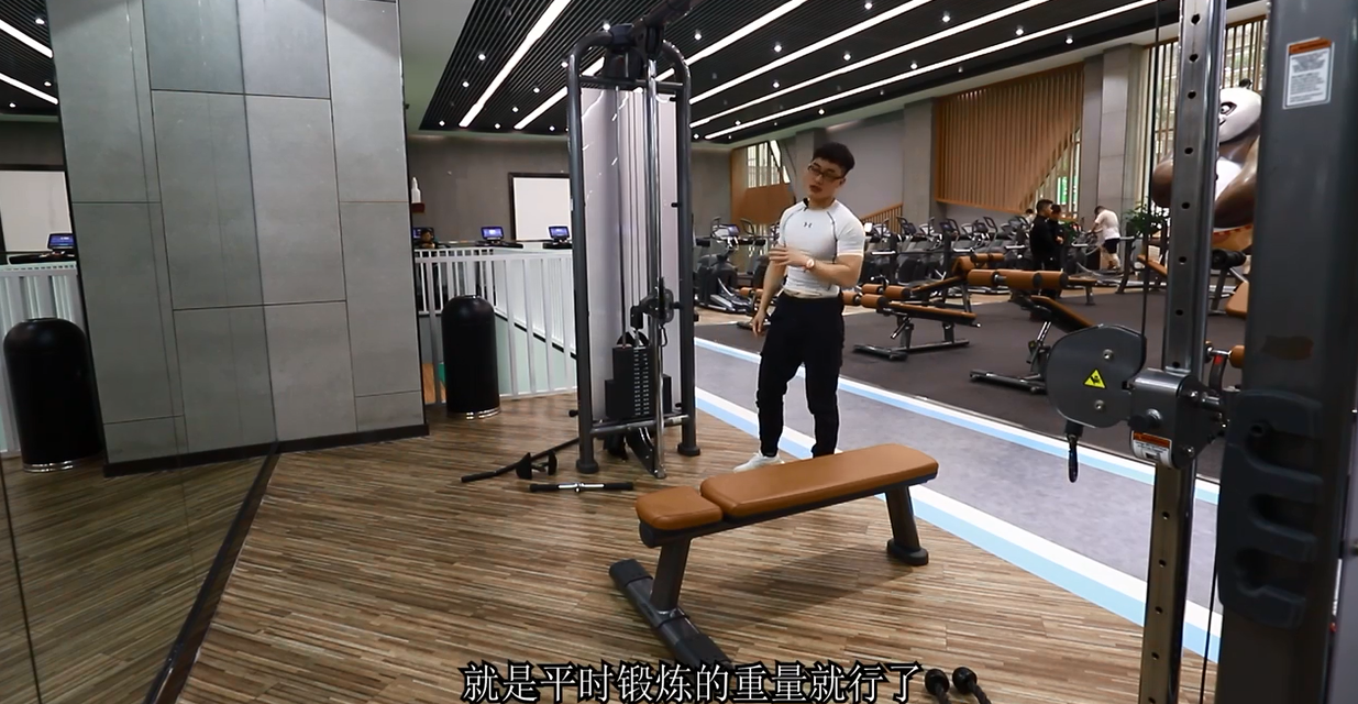 怎样用龙门架对胸中缝进行锻炼？