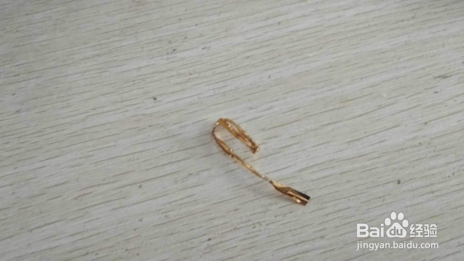 如何用面包袋绑绳和挖耳勺做简易的中性笔支架