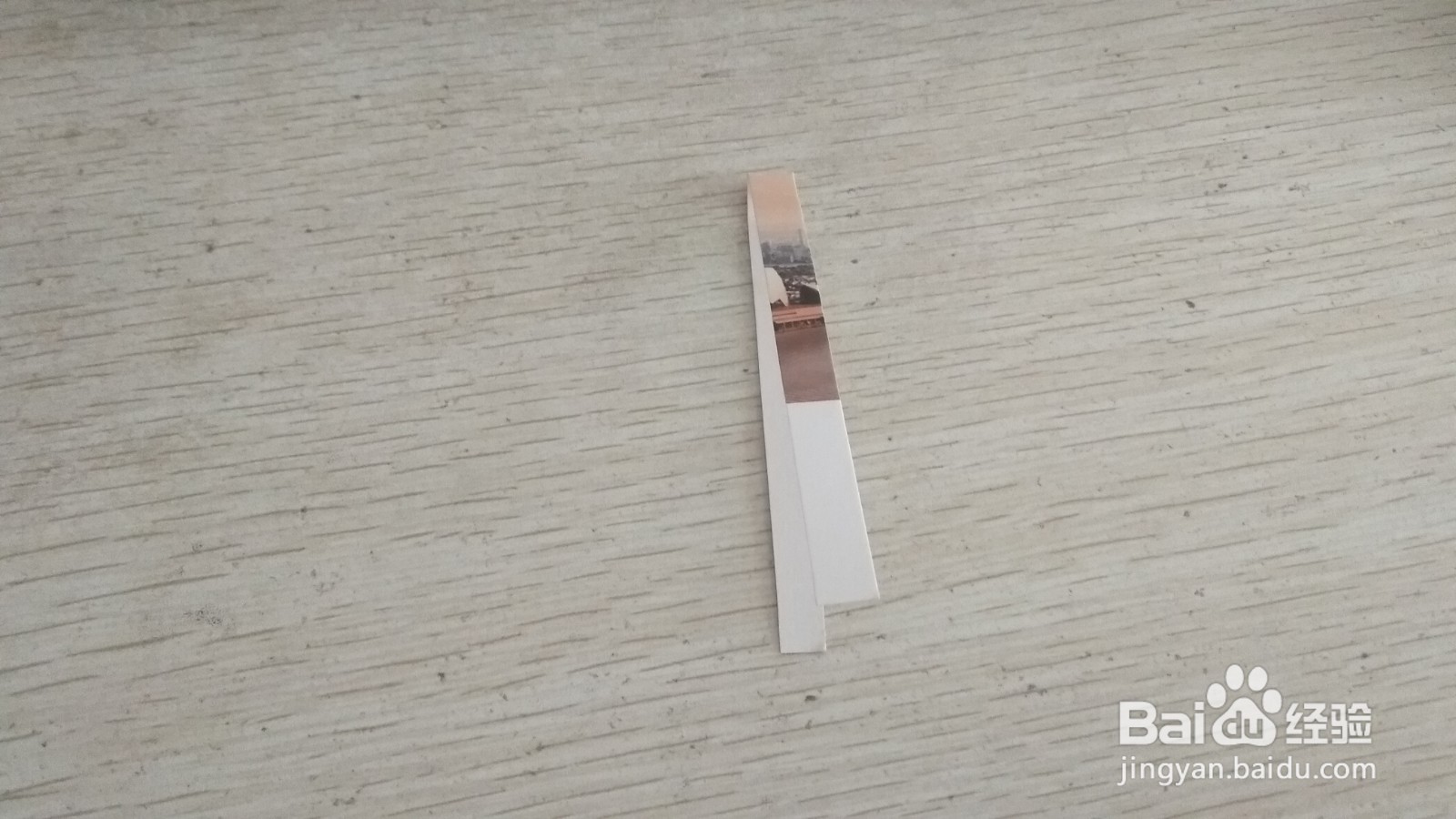 如何用一个细长的硬卡纸做简易的钢笔的支架