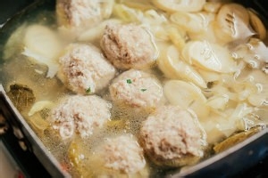 春笋汆肉丸的做法