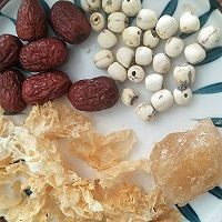 如何制作美味的银耳莲子甜汤