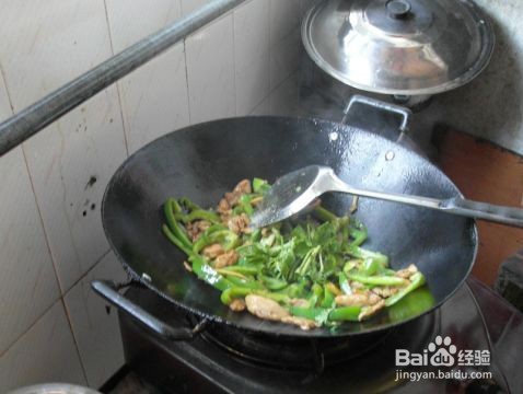 青椒炒鸡肉的做法