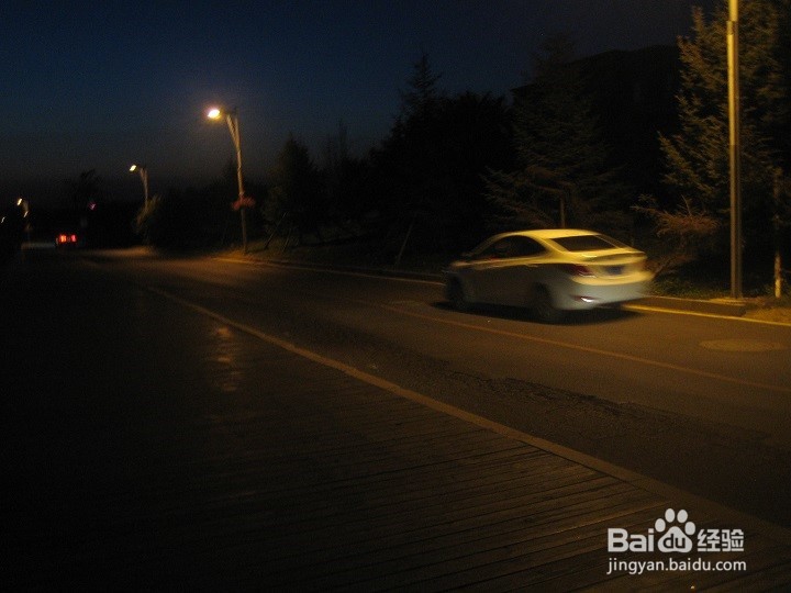 怎样拍夜晚车辆行驶中的夜景画面