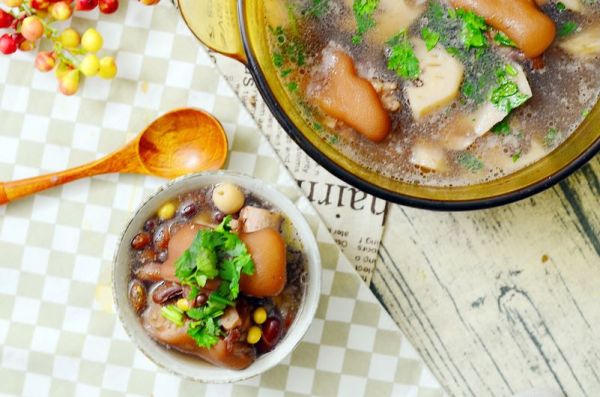 五谷猪蹄莲藕汤