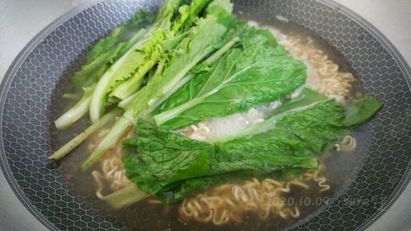 葱葱茄酱热拌面