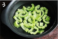 养生食补猪骨黄豆苦瓜汤的做法