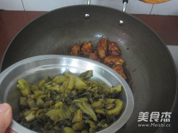 酸菜鸡翅的做法