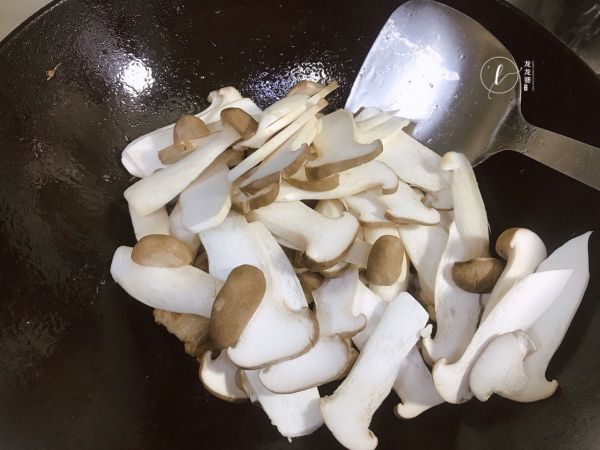 杏鲍菇炒五花肉