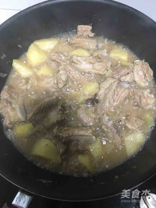 土豆炖排骨的做法