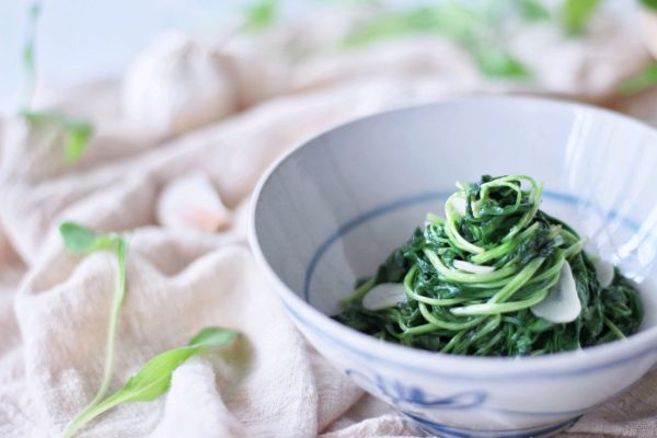 蒜片清炒马兰头