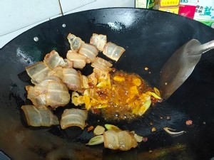 健康养生佳品青椒炒腊肉的做法