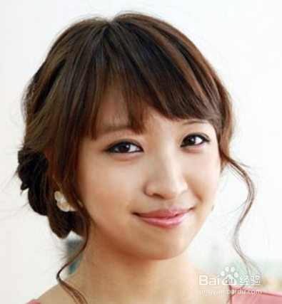 如何用短发辫辫子能够遮住耳朵