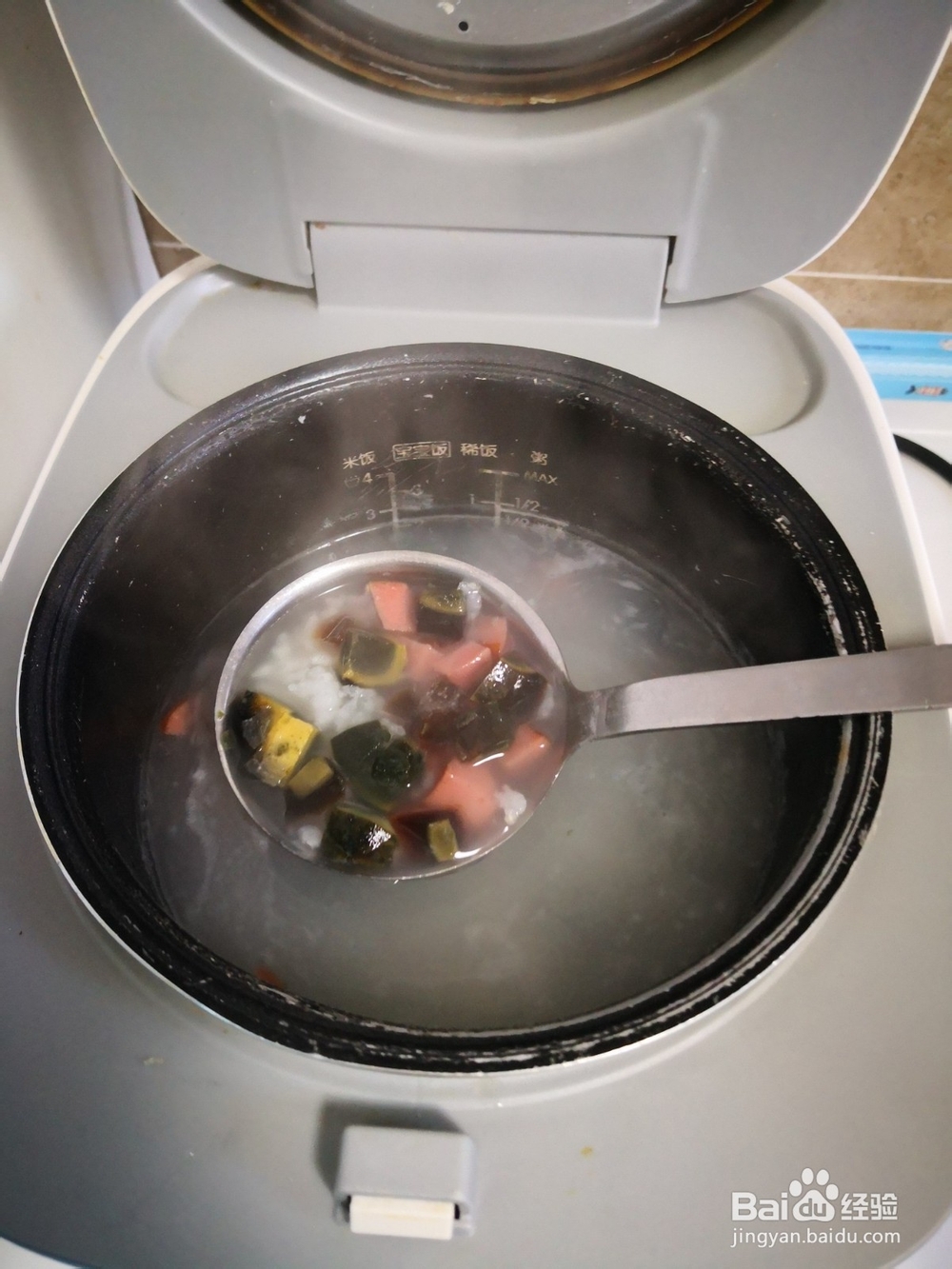 火腿皮蛋粥的做法
