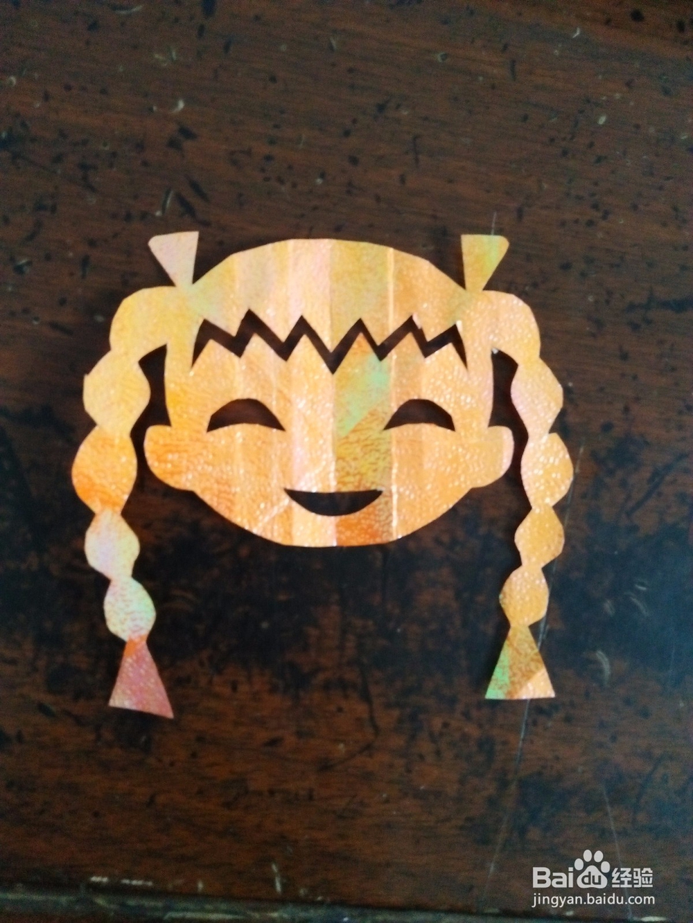 如何用纸剪简单的小萝莉头像