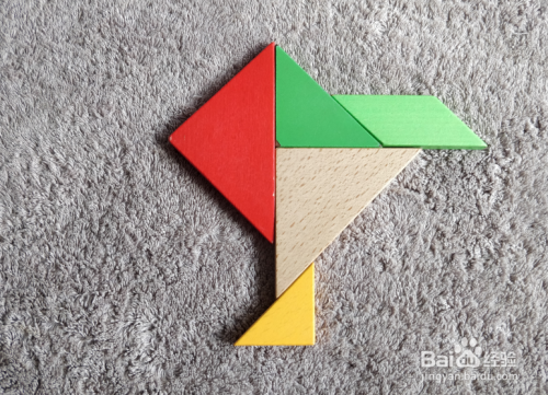 缩脖子的小鸡用七巧板怎么拼?