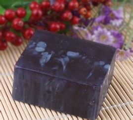 背上长痘痘如何祛除及其成因?